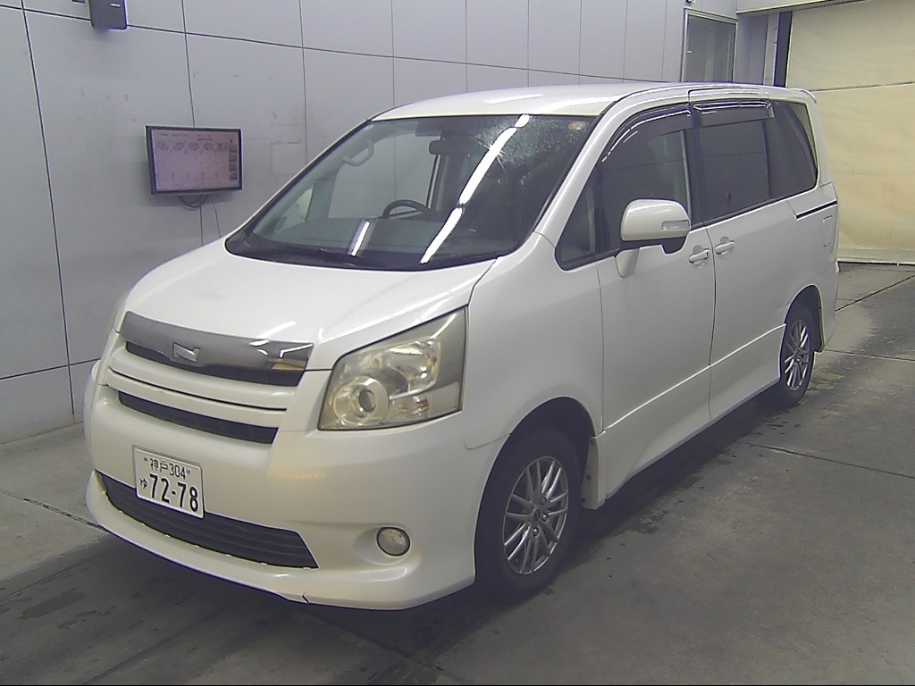 TOYOTA NOAH