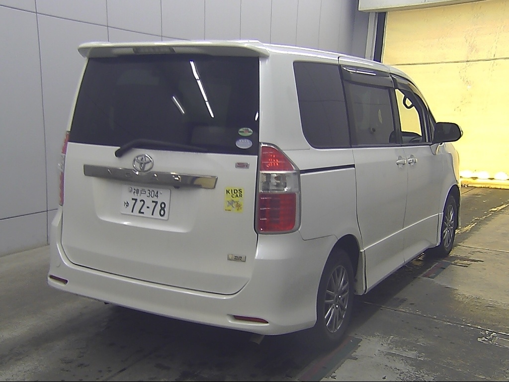 TOYOTA NOAH