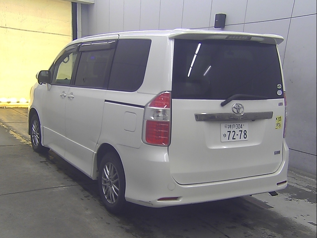 TOYOTA NOAH