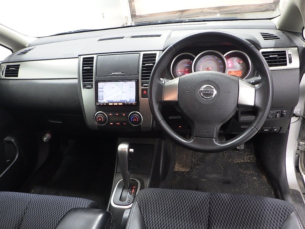 NISSAN TIIDA