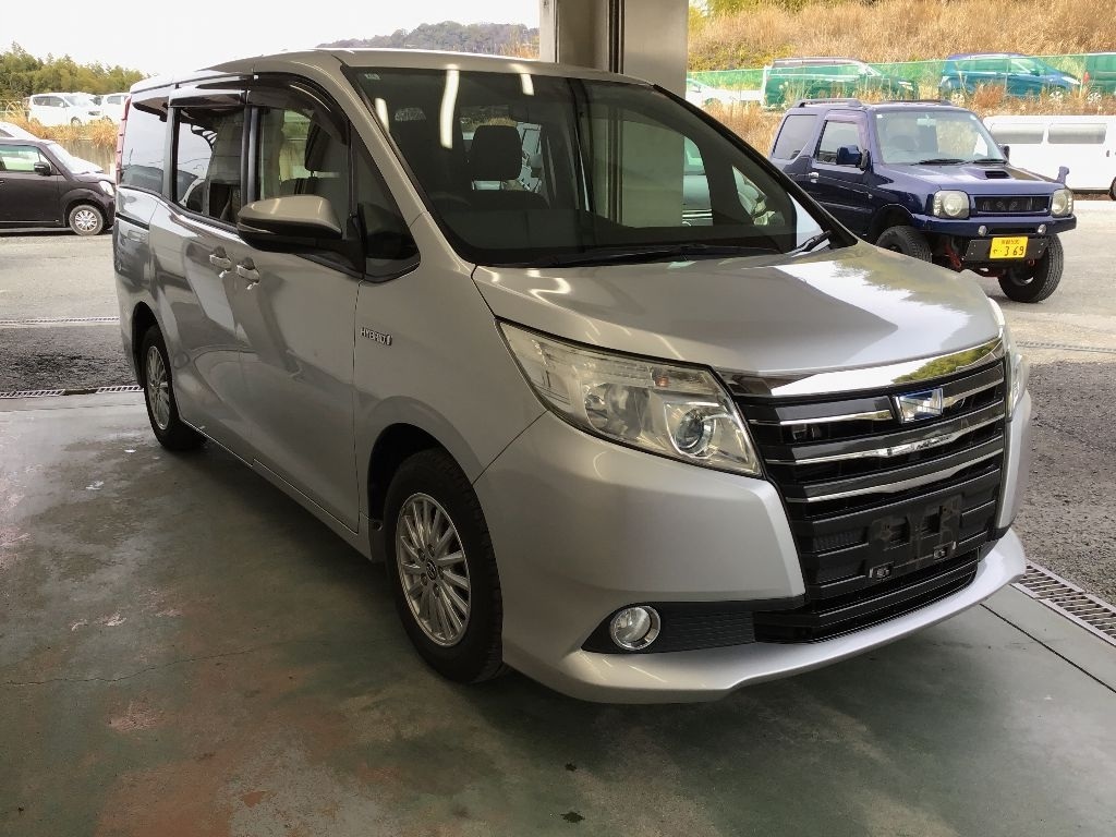 TOYOTA NOAH