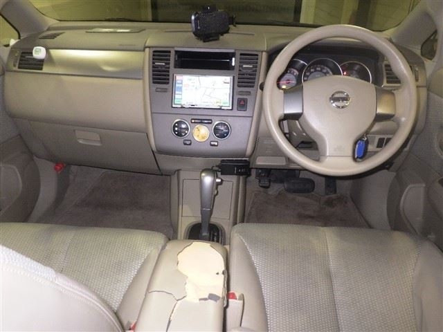 NISSAN TIIDA