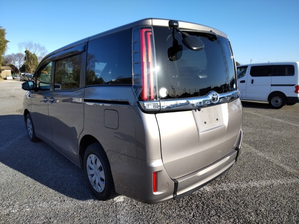 TOYOTA NOAH
