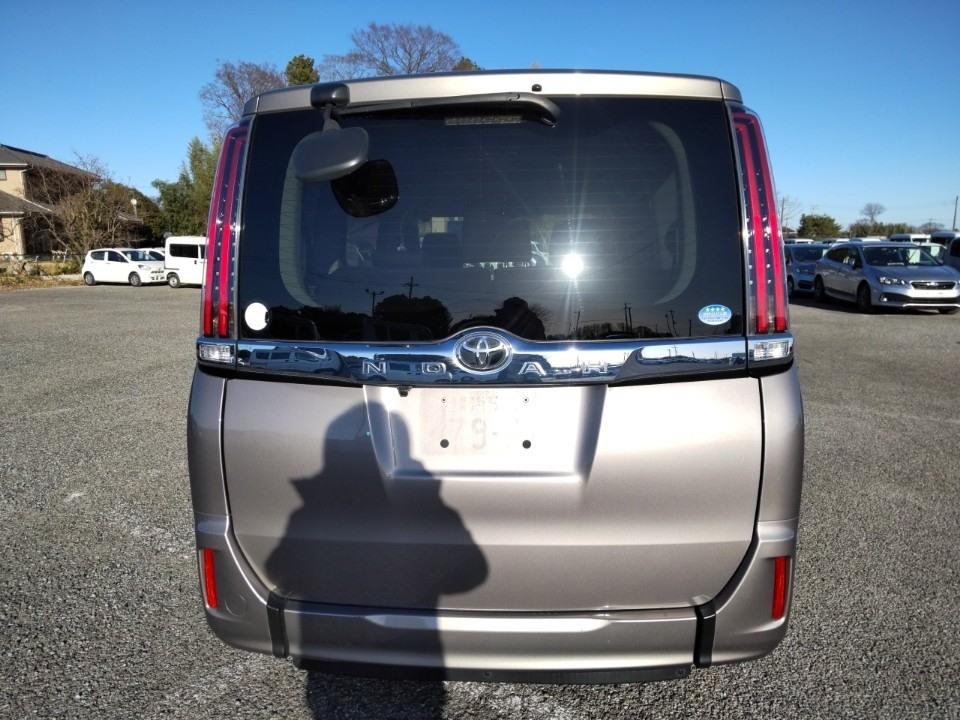TOYOTA NOAH