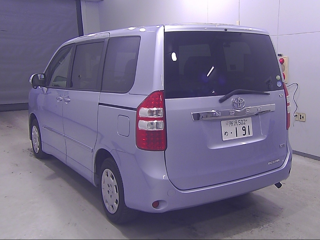 TOYOTA NOAH
