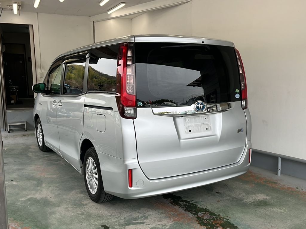 TOYOTA NOAH