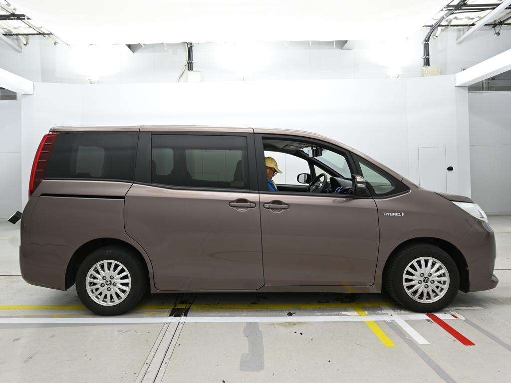 TOYOTA NOAH