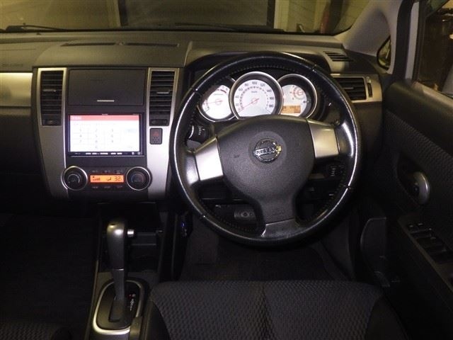 NISSAN TIIDA