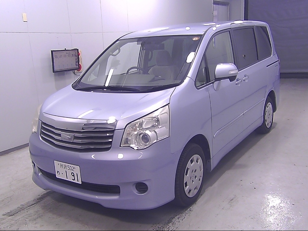 TOYOTA NOAH