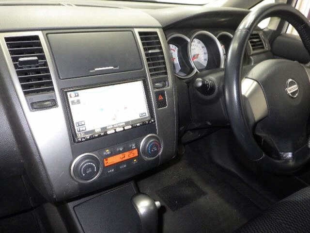 NISSAN TIIDA