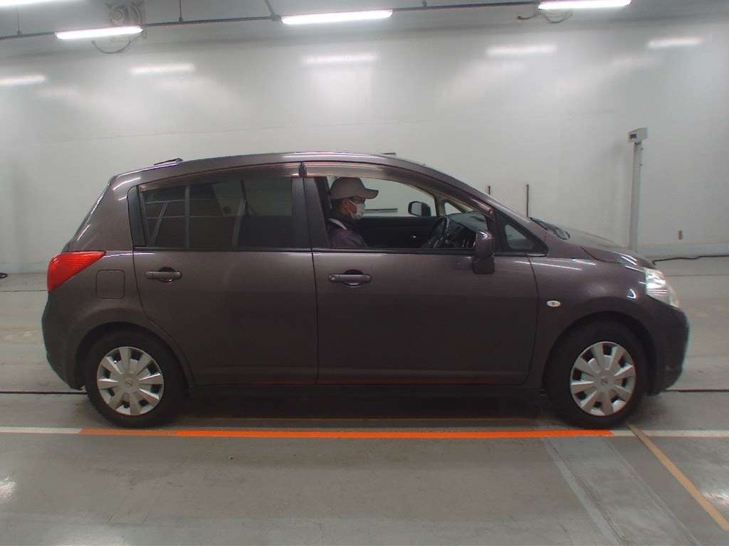 NISSAN TIIDA