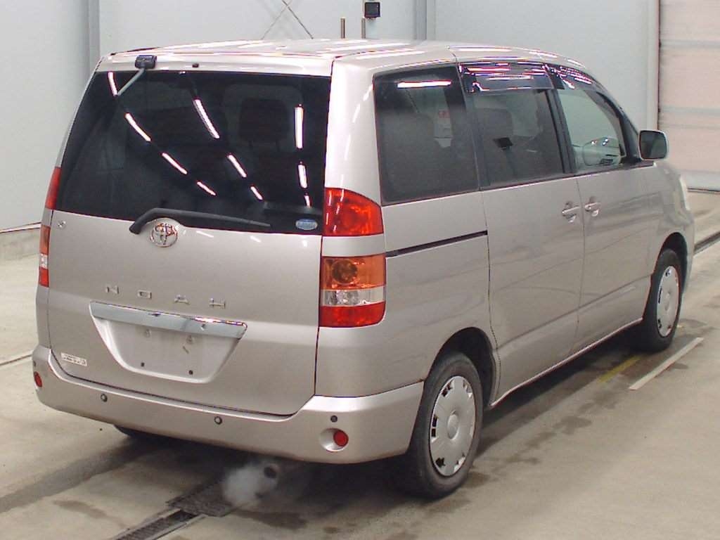 TOYOTA NOAH