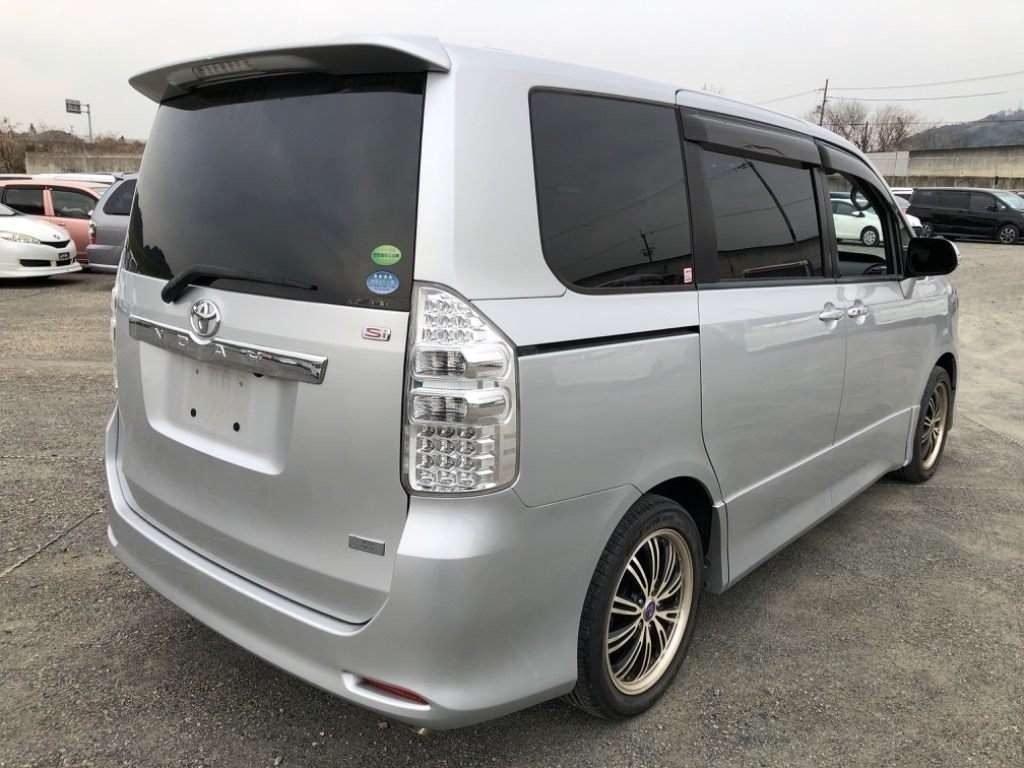 TOYOTA NOAH