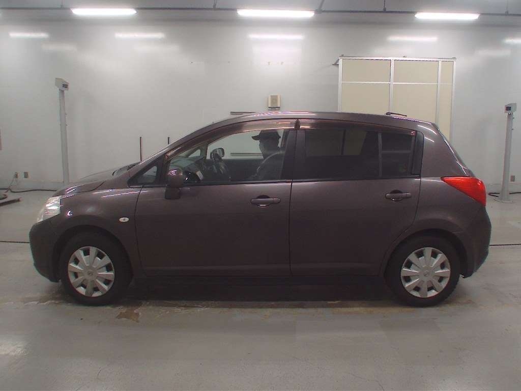 NISSAN TIIDA