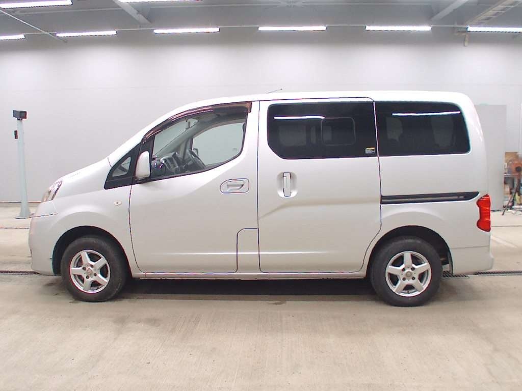 NISSAN NV200
