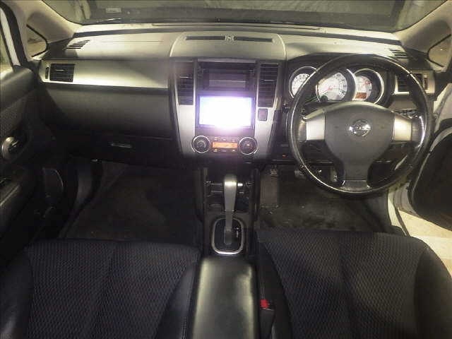 NISSAN TIIDA