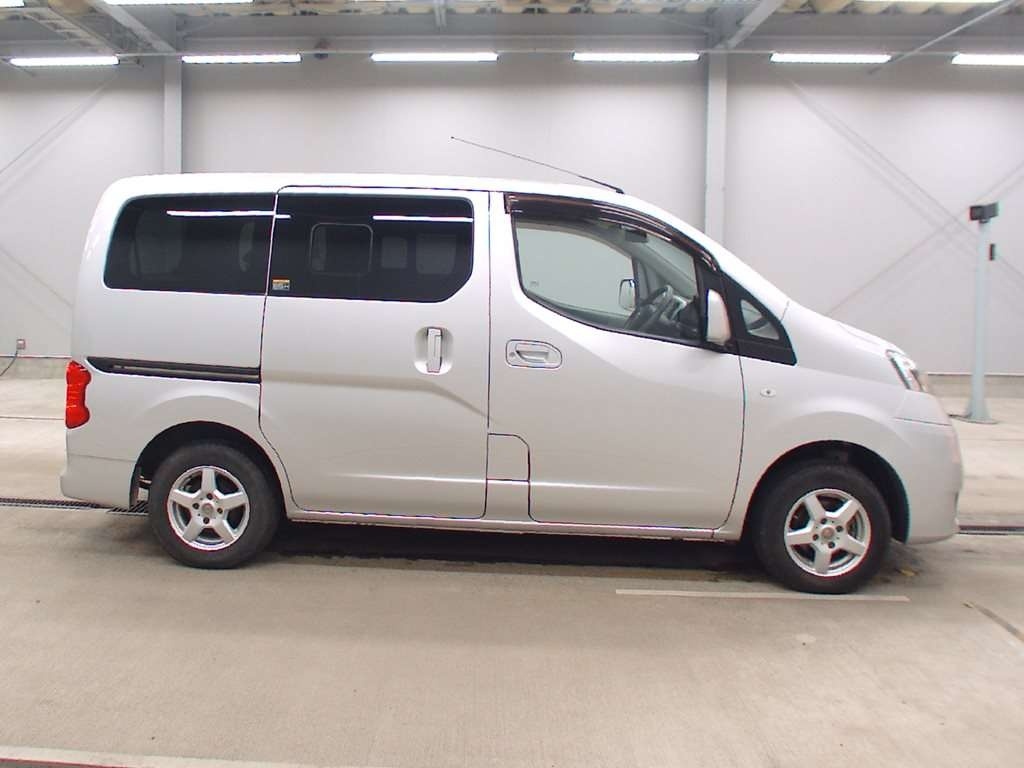 NISSAN NV200