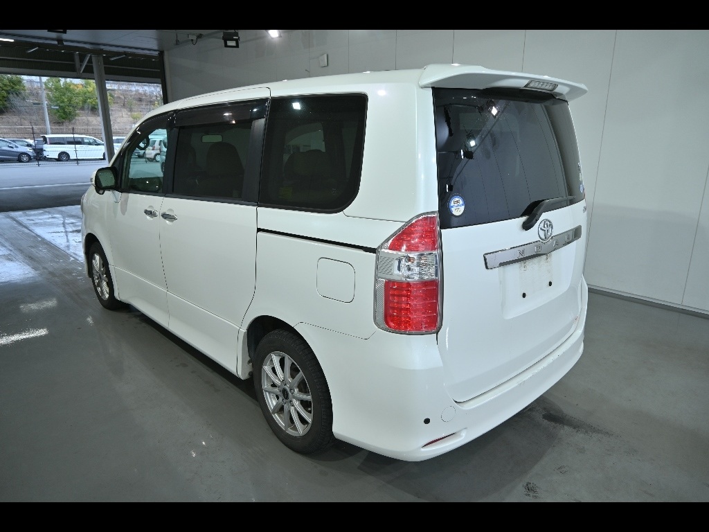 TOYOTA NOAH
