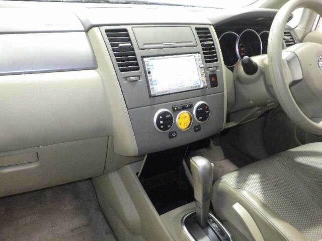 NISSAN TIIDA