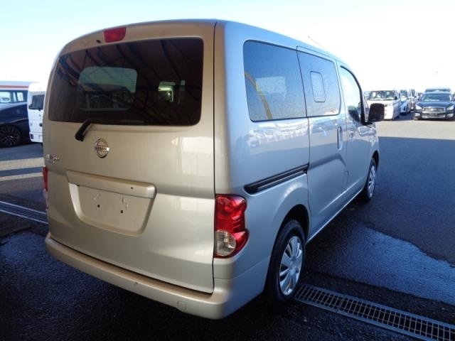 NISSAN NV200