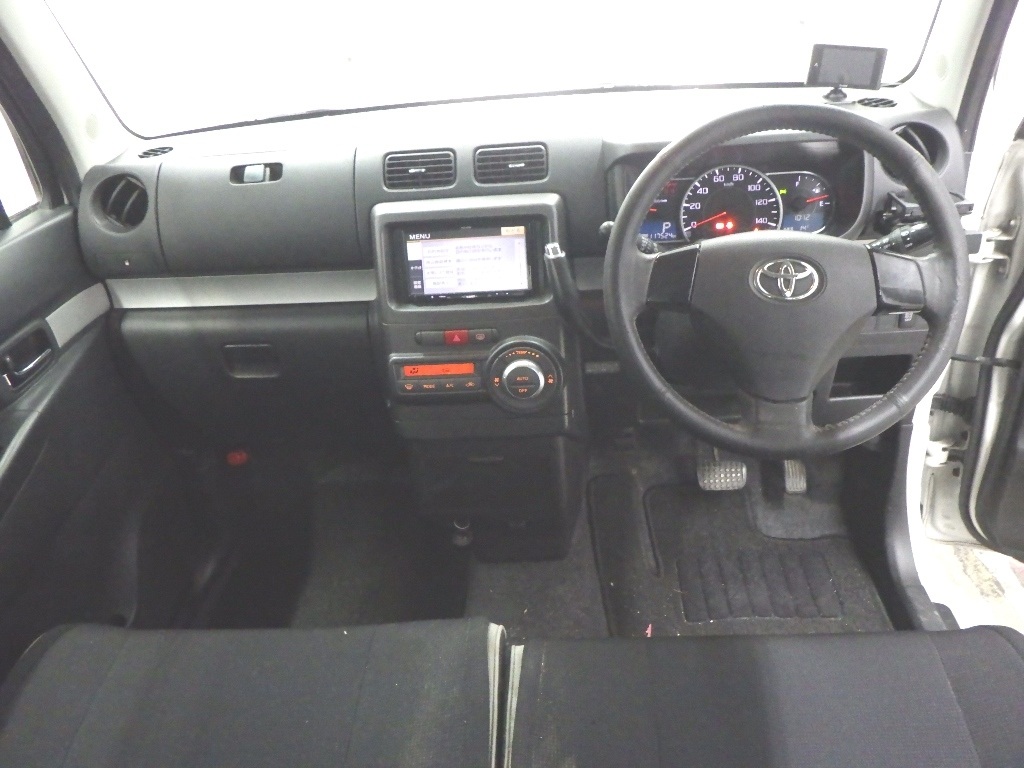 TOYOTA PIXIS SPACE