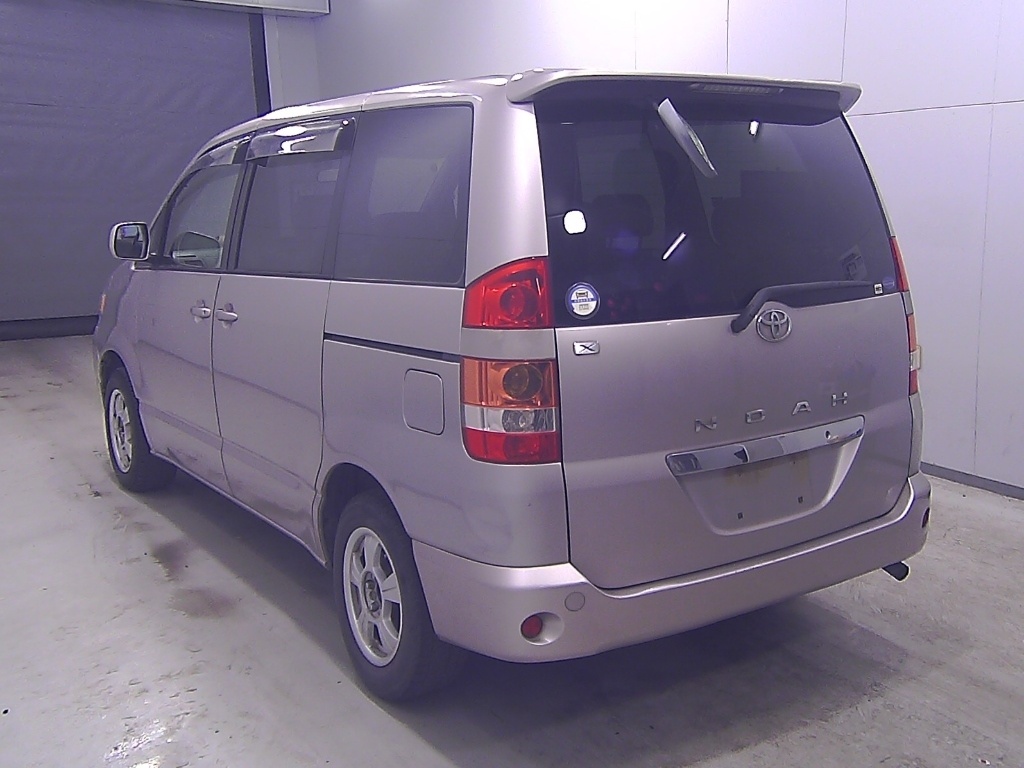 TOYOTA NOAH
