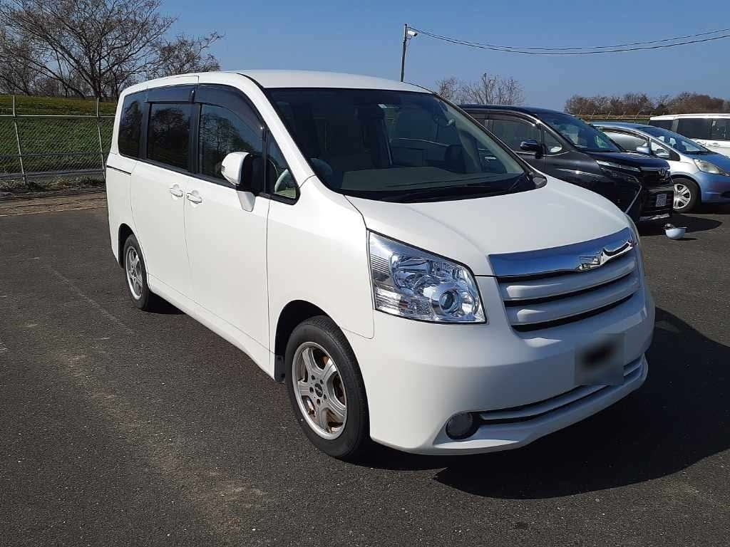 TOYOTA NOAH