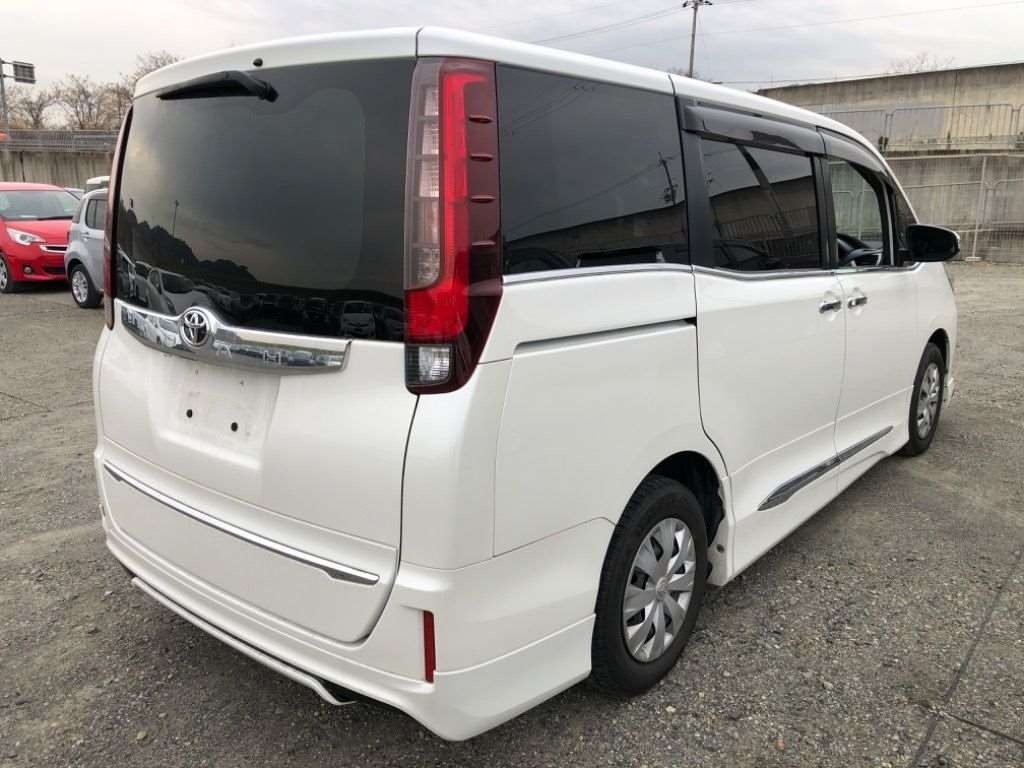 TOYOTA NOAH