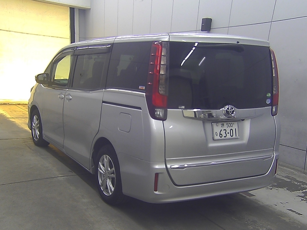 TOYOTA NOAH
