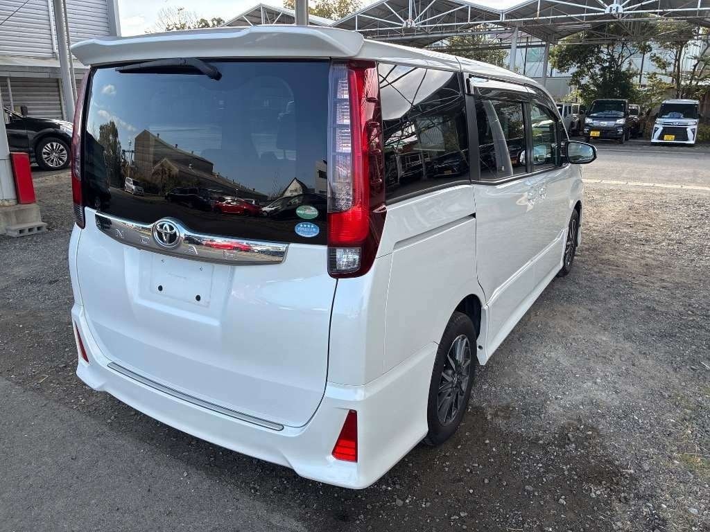 TOYOTA NOAH