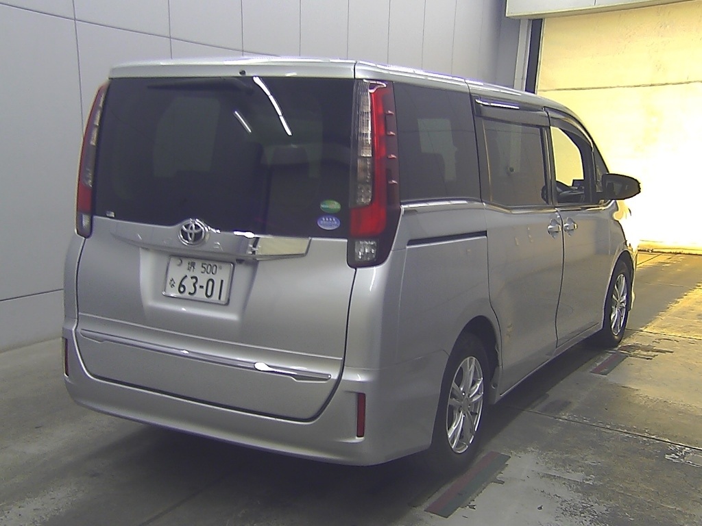 TOYOTA NOAH