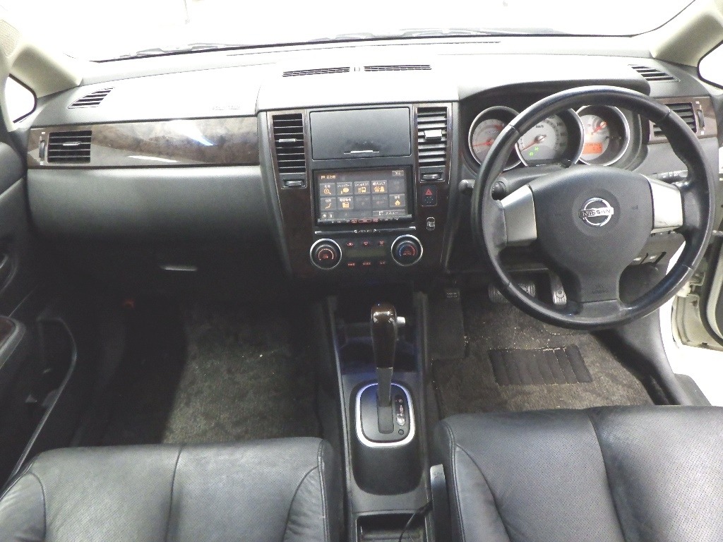 NISSAN TIIDA