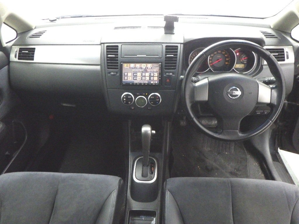 NISSAN TIIDA