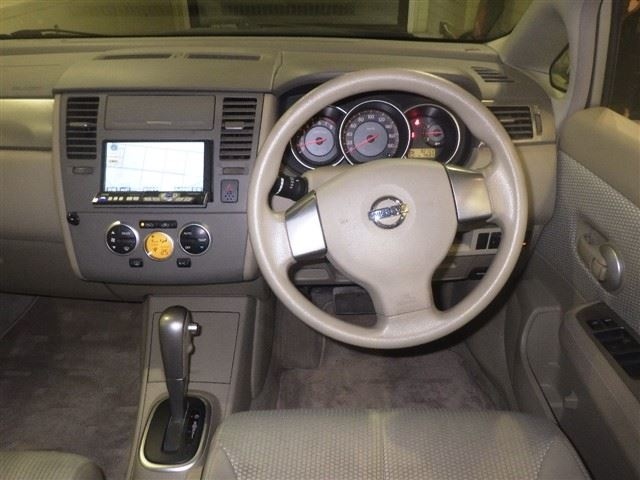 NISSAN TIIDA