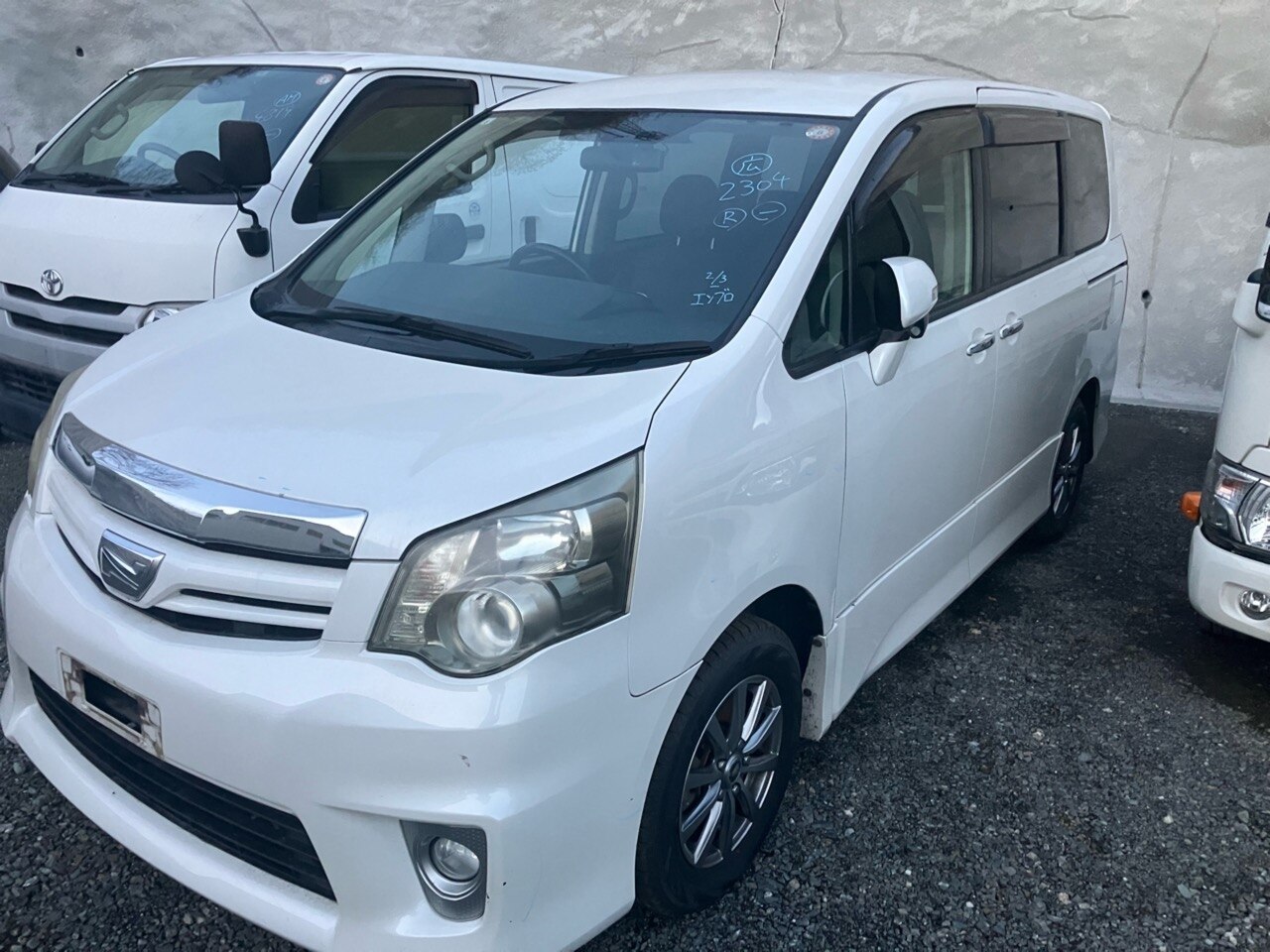 TOYOTA NOAH