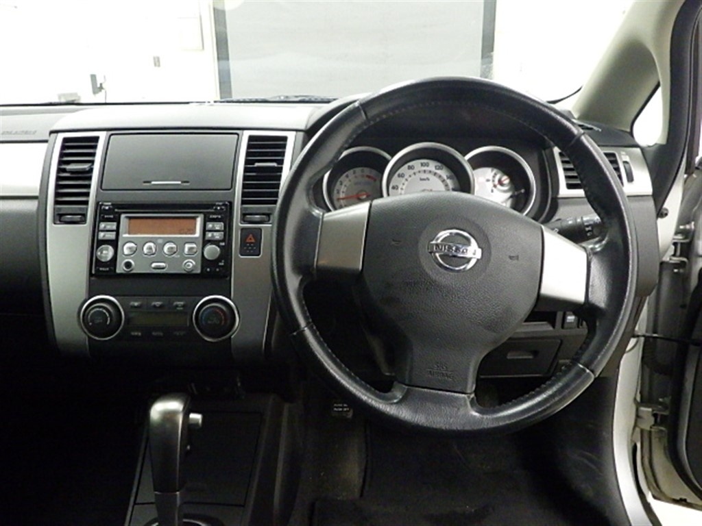 NISSAN TIIDA