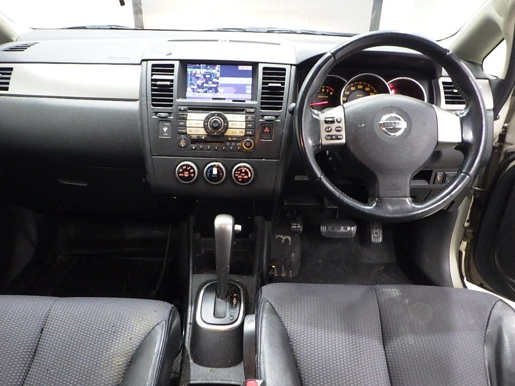 NISSAN TIIDA