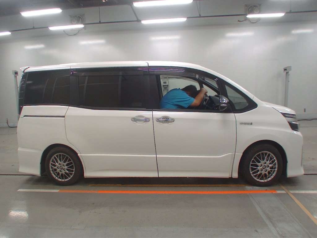 TOYOTA VOXY