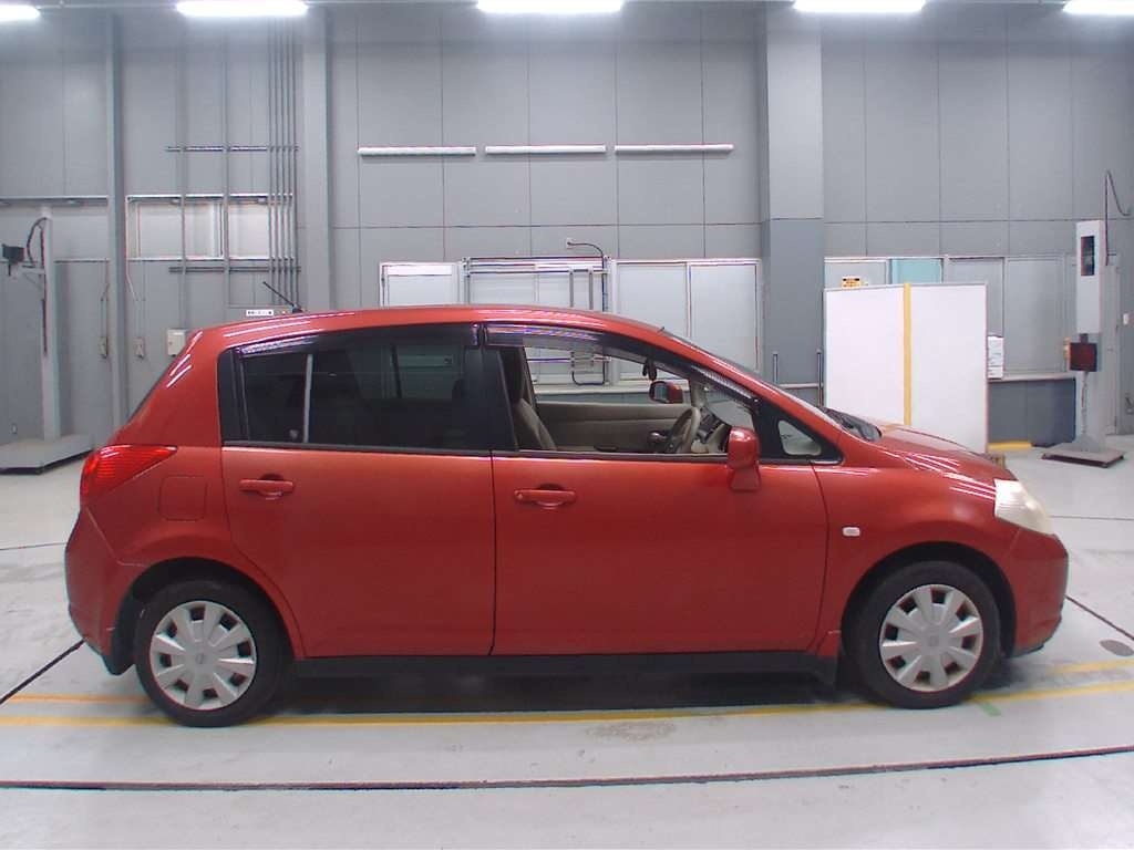 NISSAN TIIDA