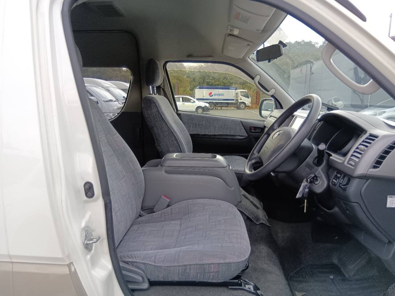 TOYOTA HIACE