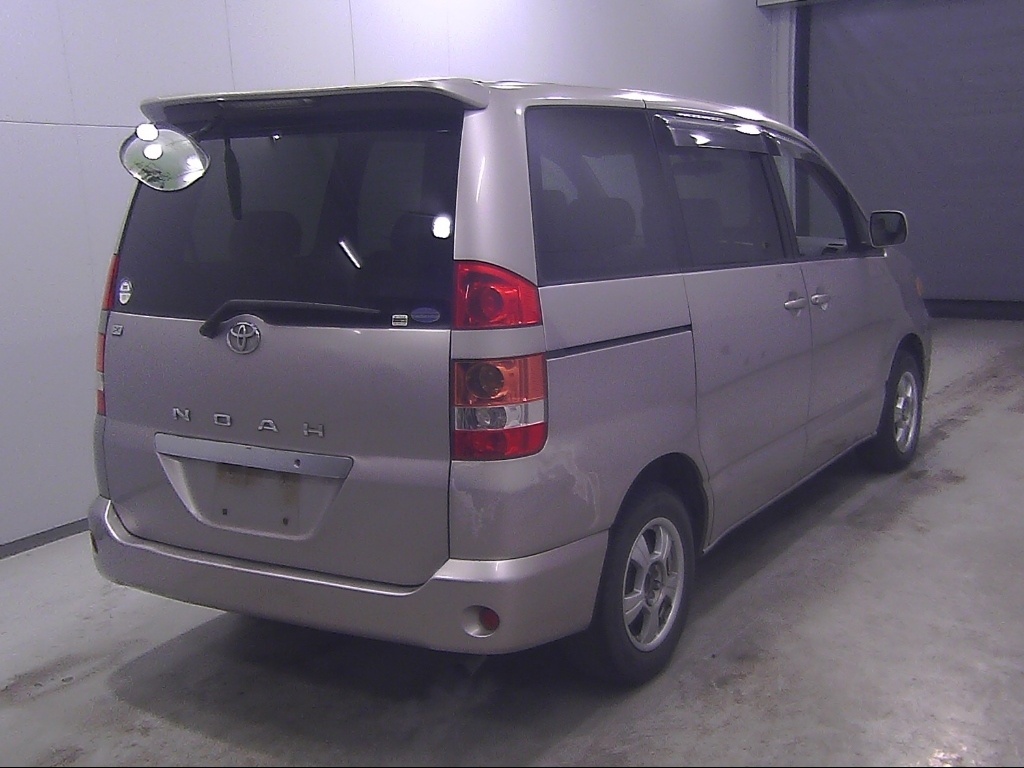 TOYOTA NOAH