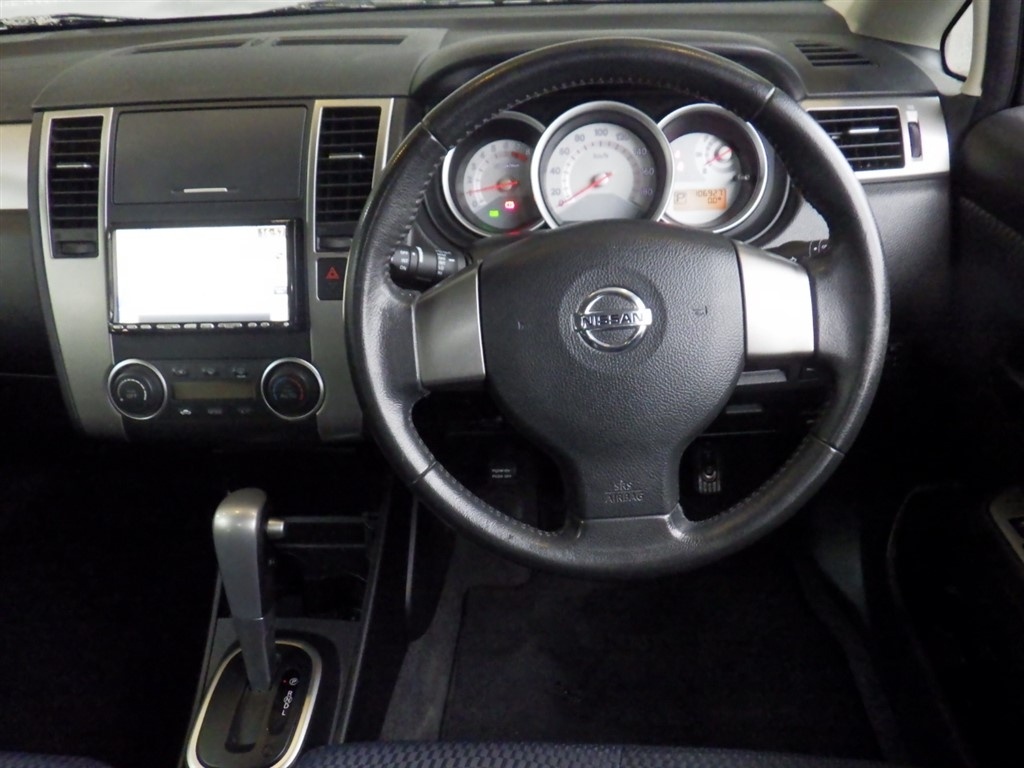 NISSAN TIIDA