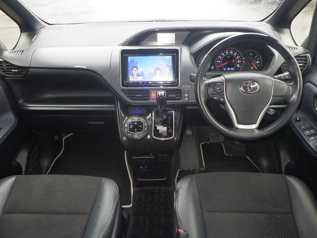 TOYOTA VOXY