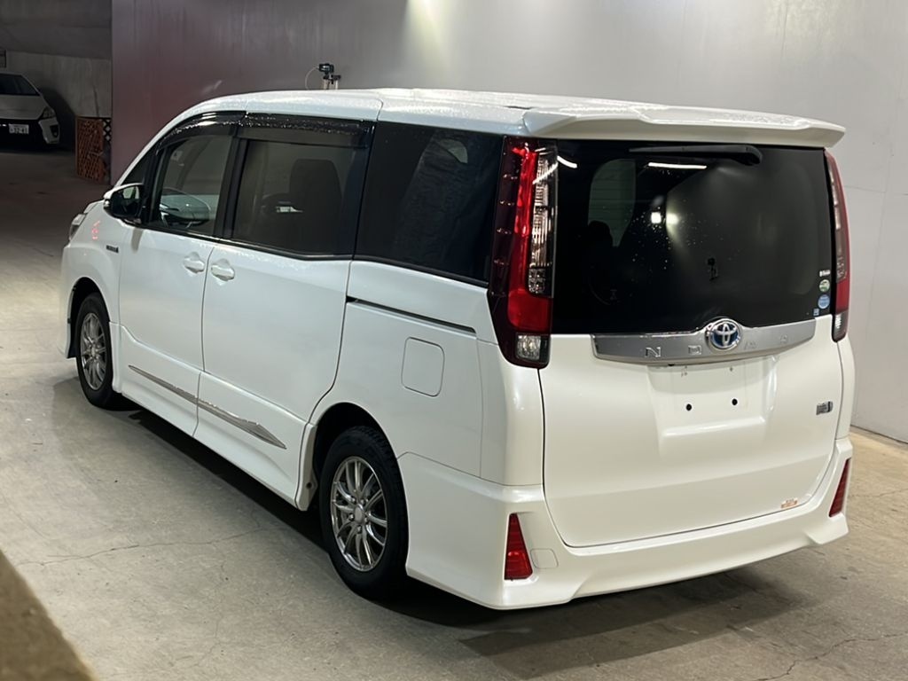 TOYOTA NOAH