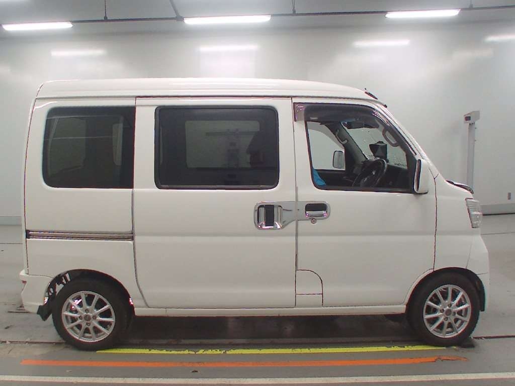 TOYOTA PIXIS VAN