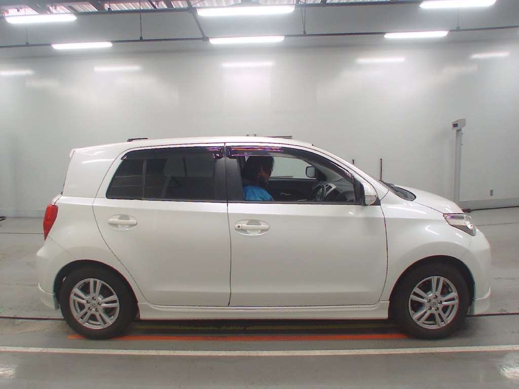 TOYOTA IST