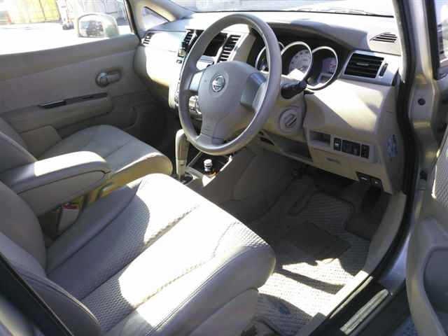 NISSAN TIIDA