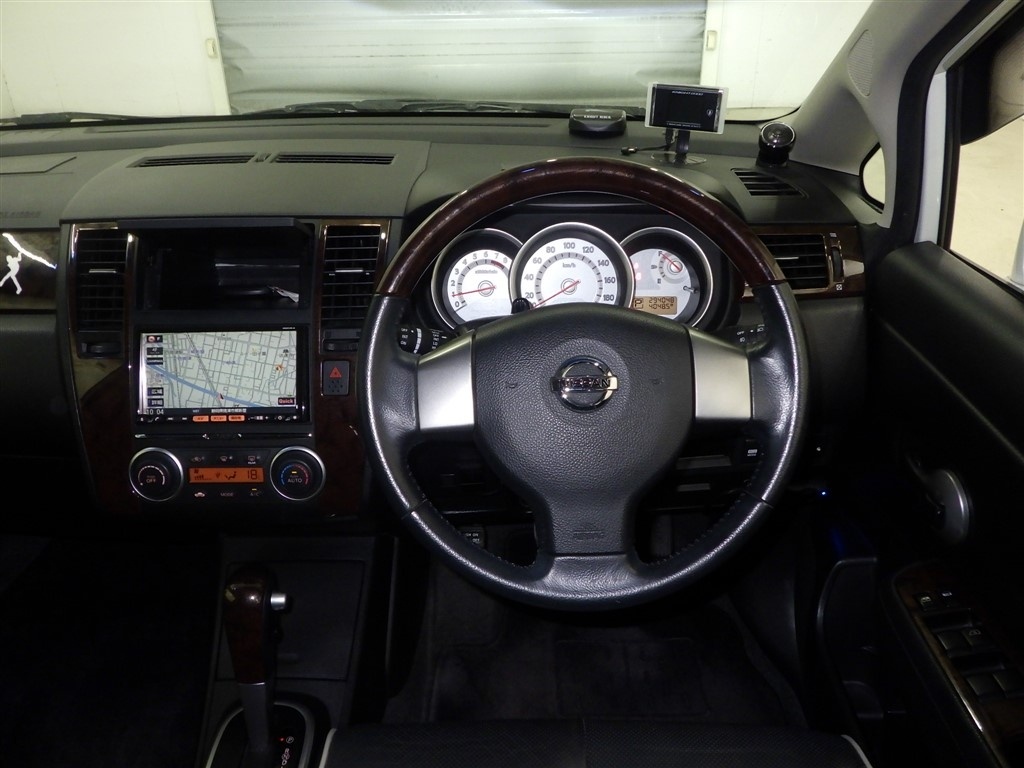 NISSAN TIIDA