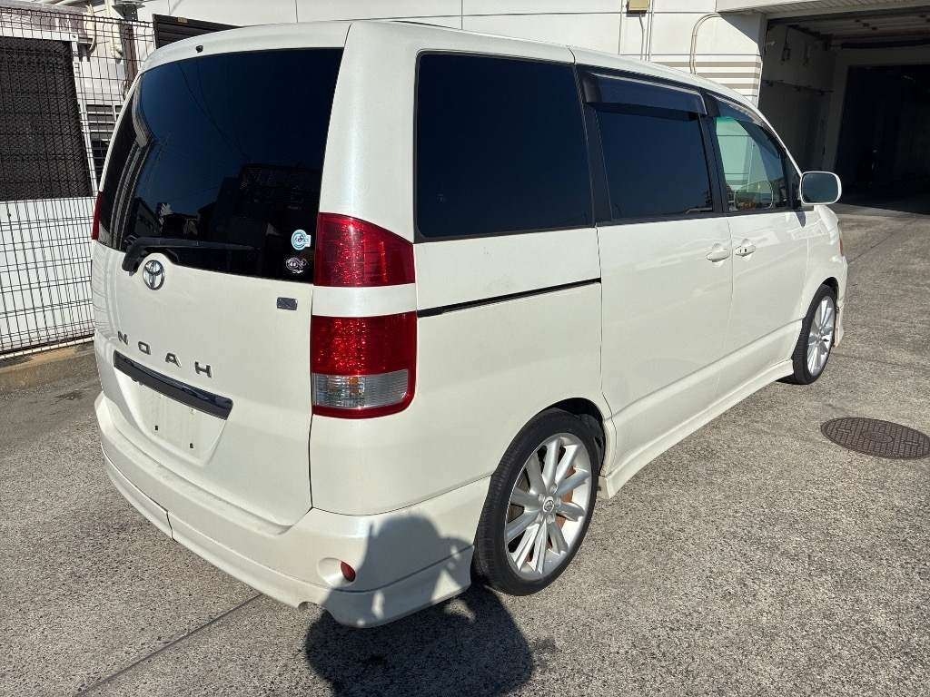 TOYOTA NOAH