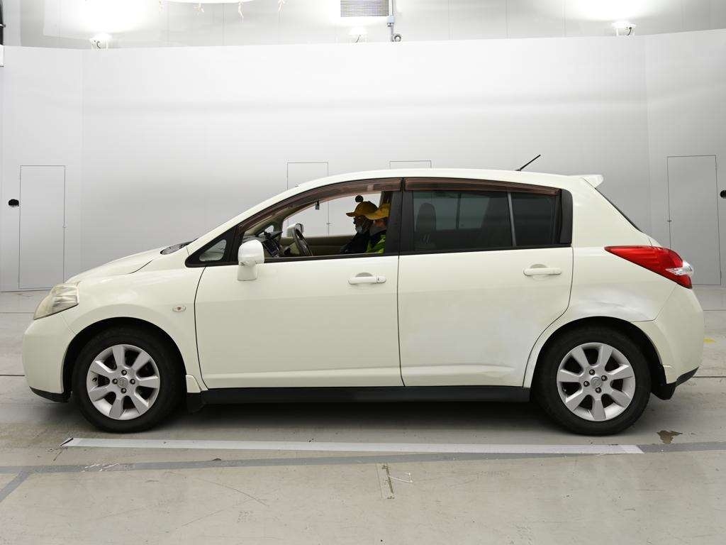 NISSAN TIIDA